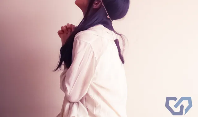 祈りをささげる母親