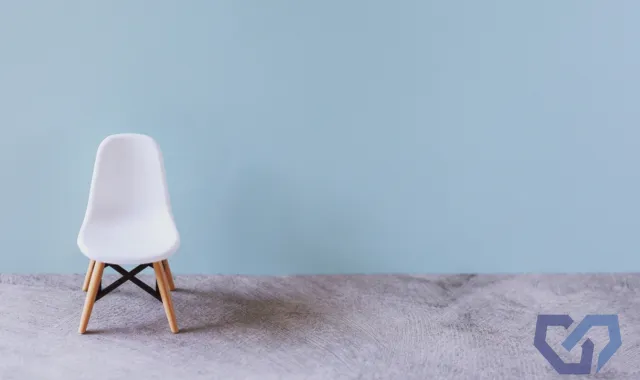 大きな部屋に小さな椅子