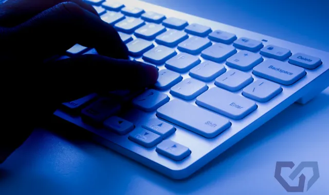 怪しい人間がキーボードをたたく