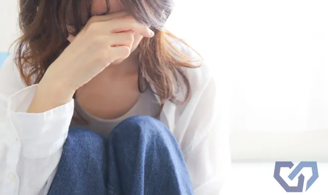 泣いている女性