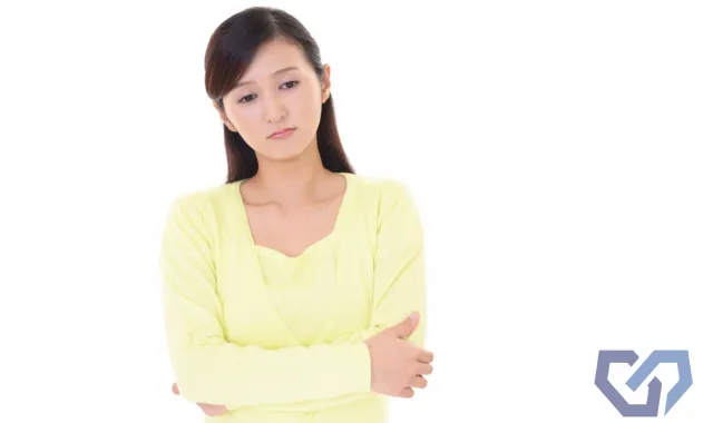 悩む女性