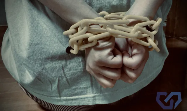 鎖で縛られている人