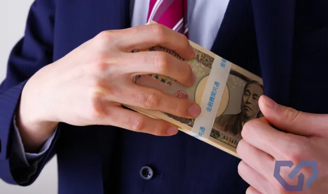 札束を懐にしまう人