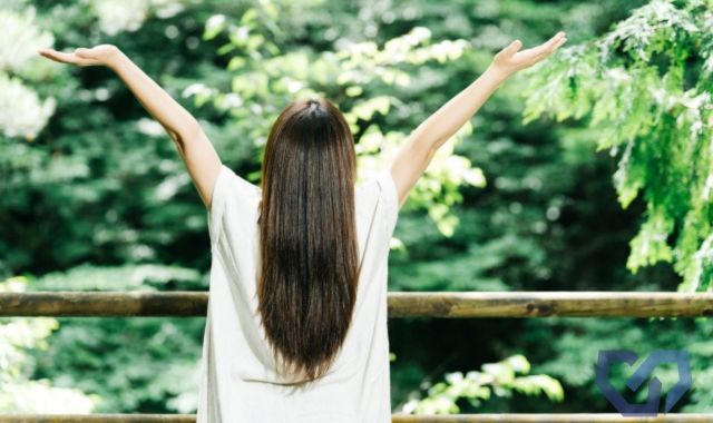 思考停止を促す「マントラ」や同調圧力