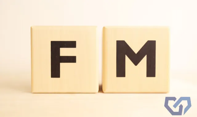 FMと書かれたブロック