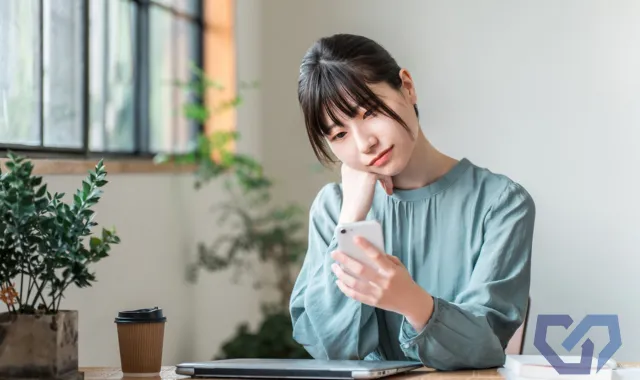 スマホの前で悩む人