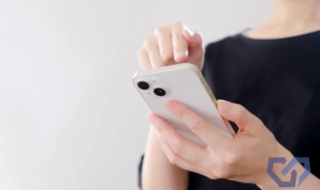 スマホを操作している女性