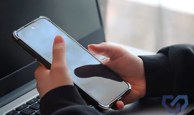 スマホを手に悩んでいる