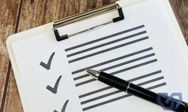 チェックリストが書かれた紙とペン