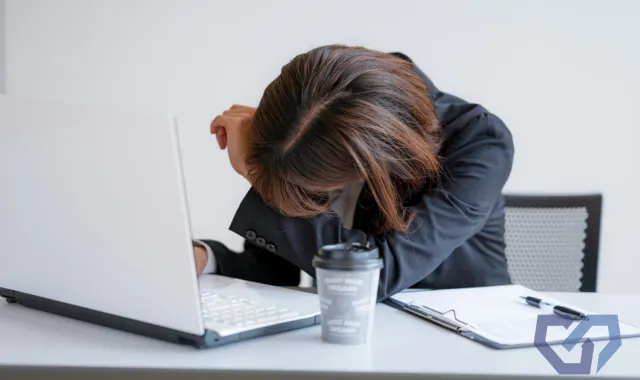 PCを前にうなだれる女性