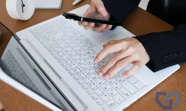 PCとスマホを操作している手