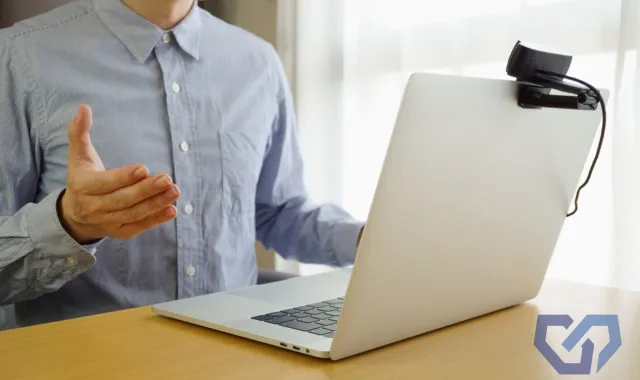 ビデオ通話をしている人