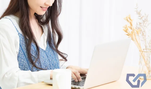 オンラインセミナーを受けている妻