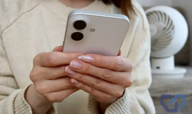 スマートフォンを手にする女性