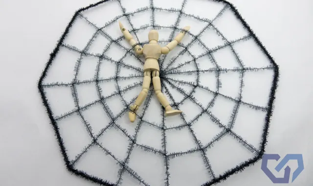 蜘蛛の巣に囚われている人形