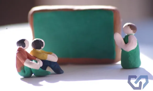 黒板を前に教鞭をとる先導者