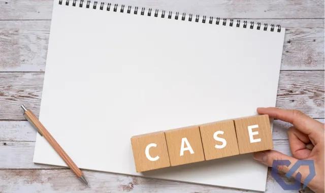 CASEと書かれた積み木とスケッチブック