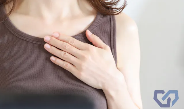 胸に手を当てた女性