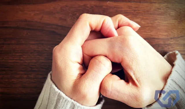 指を絡めている