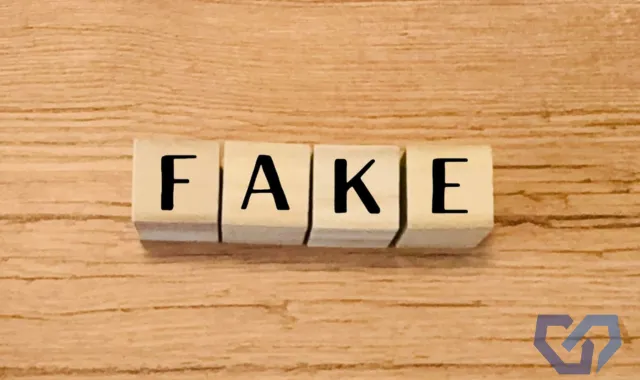 FAKEの文字が書かれた積み木