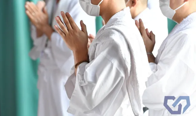 祈りをささげている信者たち