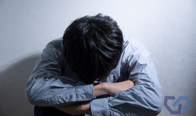 うずくまる男性