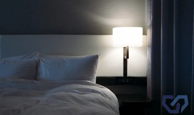 間接照明に照らされたベッド