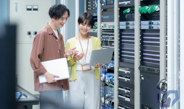 パソコンを手にしている男女