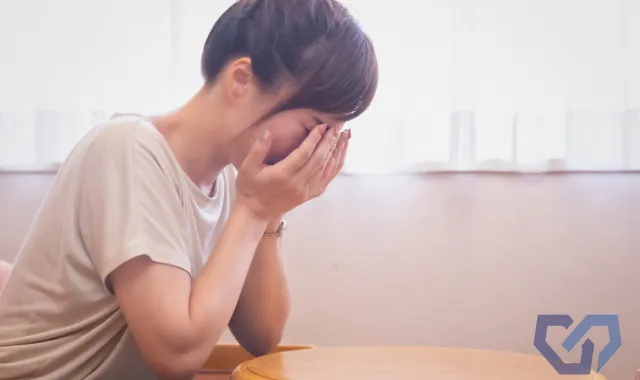 顔を覆っている娘