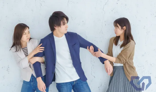 取り合われている息子