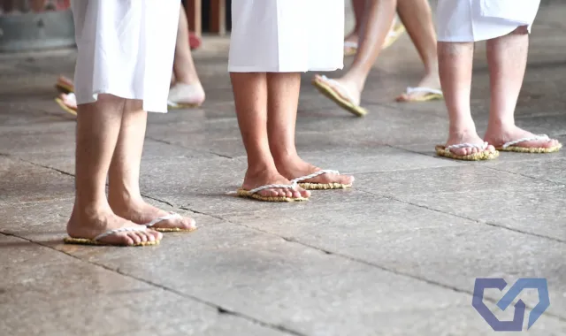 草履を履いている信者たちの足元