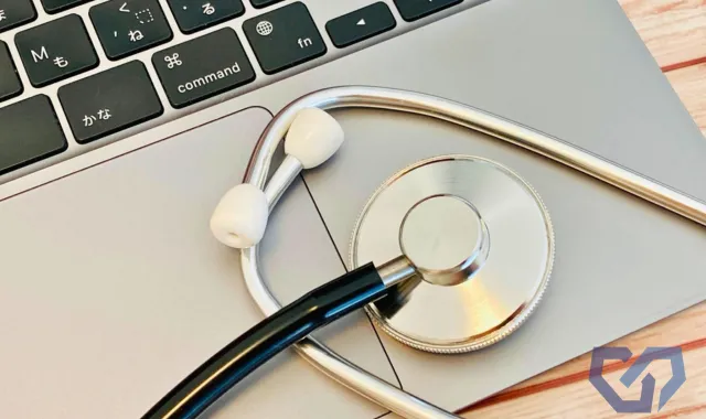 PCに聴診器があてられている