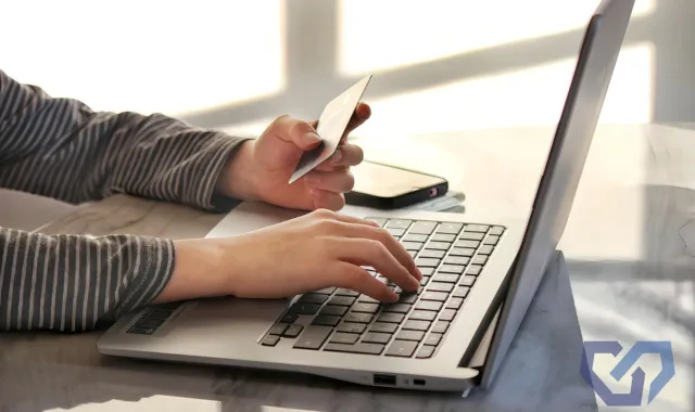 PCに情報を打ち込んでいる