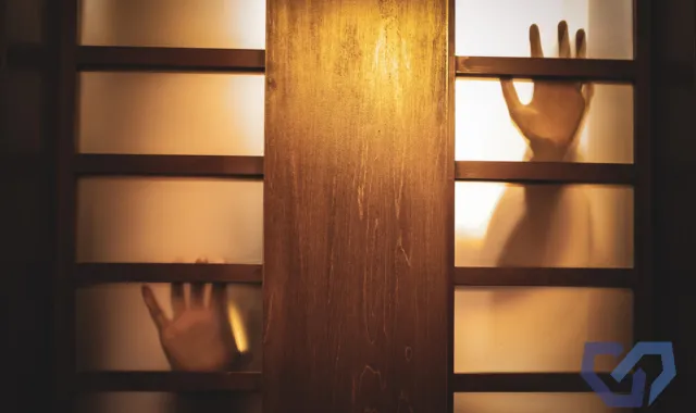 扉に手をつく人