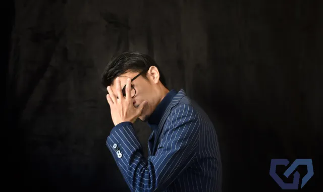 顔を隠している人