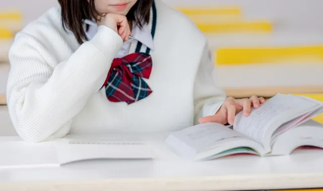 問題集を開いている学生