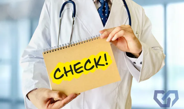 CHECK！と書かれたスケッチブックを持つ