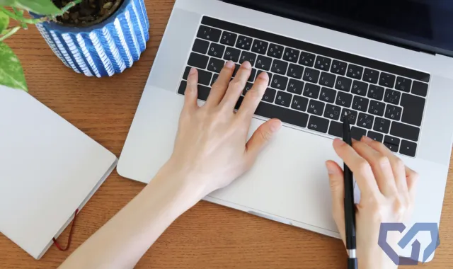 ノートPCを操作する手