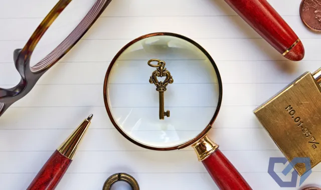 鍵を虫眼鏡で覗いている