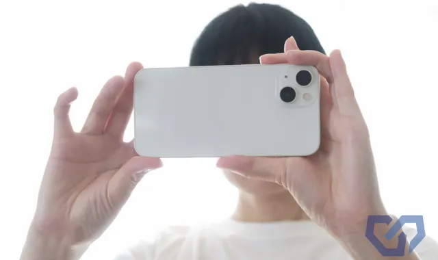 スマホで撮影している人