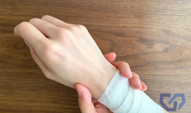 腕に包帯を巻いている女性
