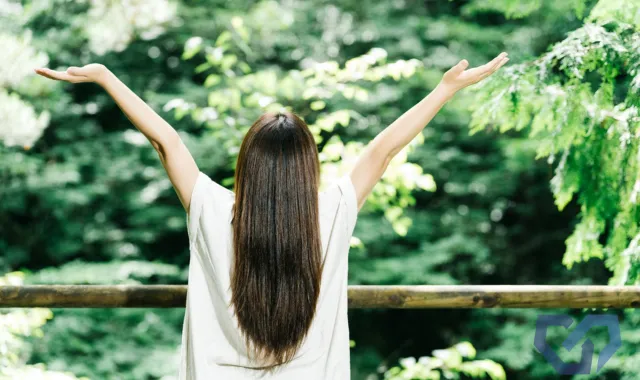両手を天に掲げている教祖