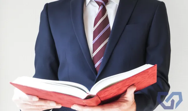 分厚い本を開いた探偵