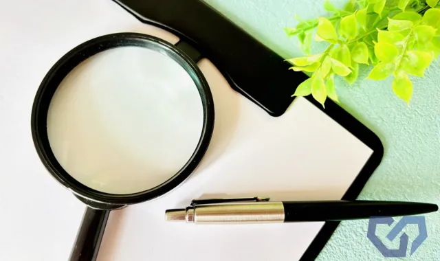 調査のための虫眼鏡、筆記用具