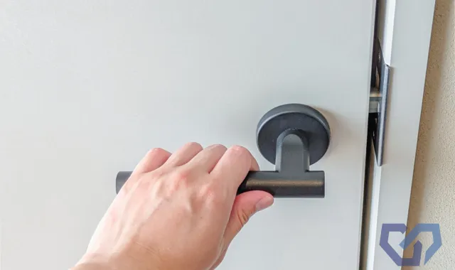 ドアノブに手をかける