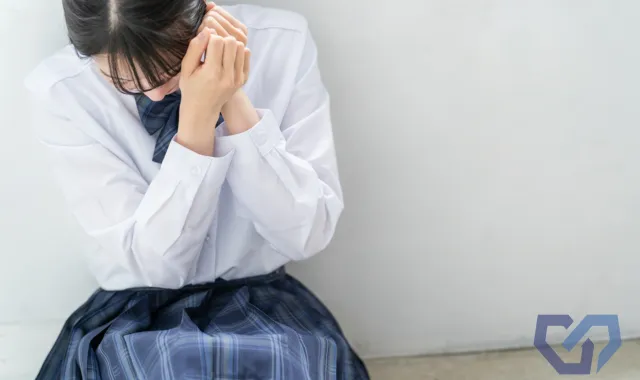 電話口で脅迫されている学生