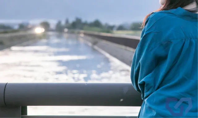 橋の上で怯えている人