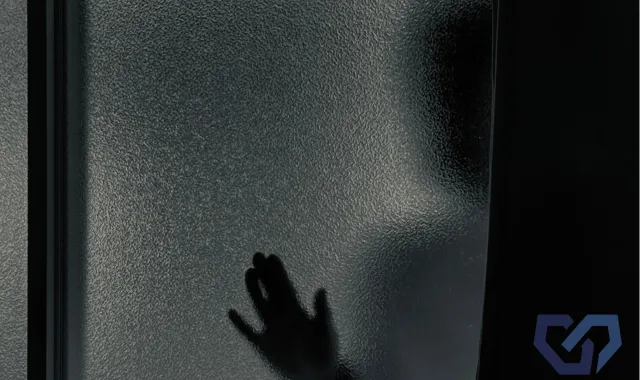 すりガラスに忍び寄る人