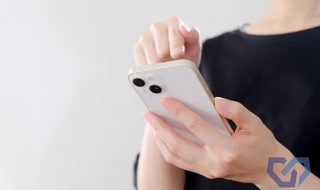 スマホを指さす