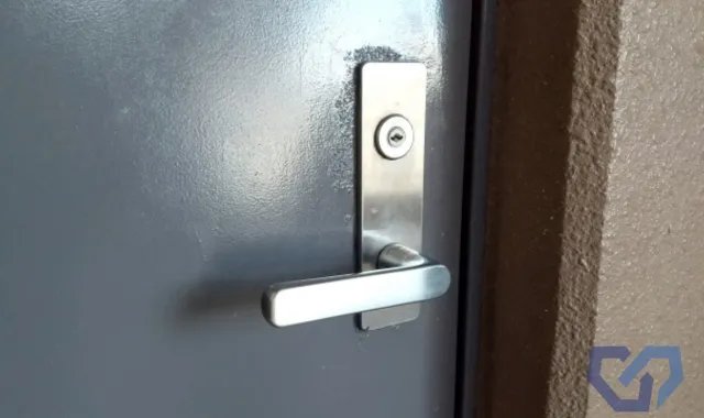 共謀型ストーカーが家の中まで侵入する？その実態や危険性とは